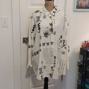 Soft Surroundings White and Black Graphic Top Size 2x